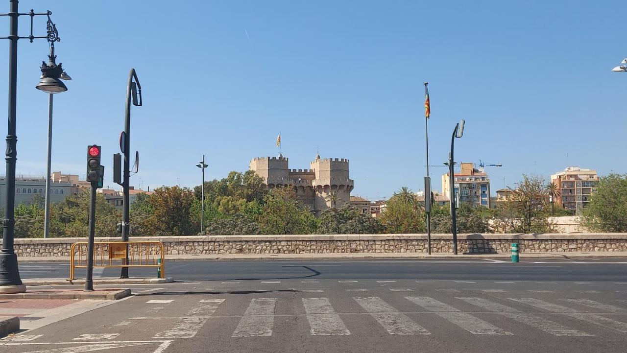 Valencia Centro Andando Y Playa Malvarrosa Tranvia 외부 사진